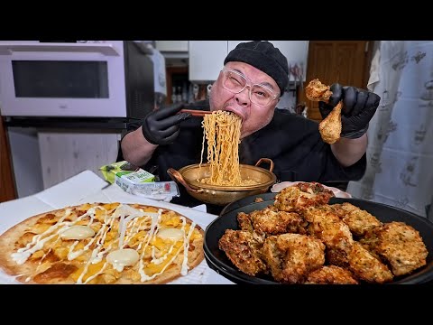 굽네 신메뉴 마늘바사삭! 근데 라면과 피자를 곁들인...│Chicken and pizza and ramen Mukbang Eatingshow