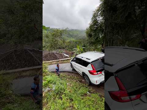 Detik-Detik Mobil FWD Salah Arah Dan Tergelincir