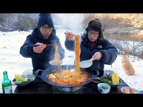 추운날 동생이랑 솥뚜껑 삼겹살에 소주 한잔 (마무리 라면먹방) Pork Belly Mukbang / Samgyeopsal Korean Food