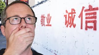 Clueless Chinese Student Sprays Chinese Communist Propaganda on London Wall 無知的中國學生在倫敦牆上塗鴉中共宣傳