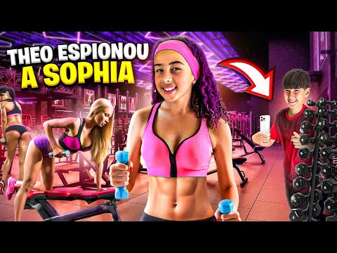 FLAGREI O THEO ESPIONANDO AS MENINAS NA ACADEMIA * teve briga