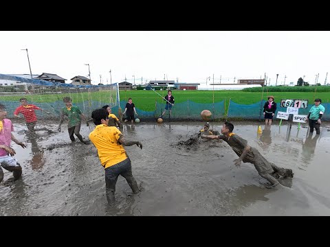 田んぼにダイブ!どろんこバレーボール大会