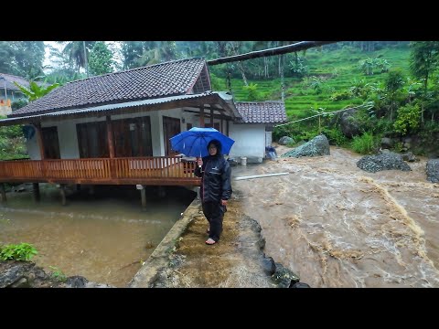 TIBA-TIBA HUJAN DI PEDESAAN DEKAT PESAWAHAN, SUASANA KAMPUNG YANG INDAH, SENYUM RAMAH WARGANYA