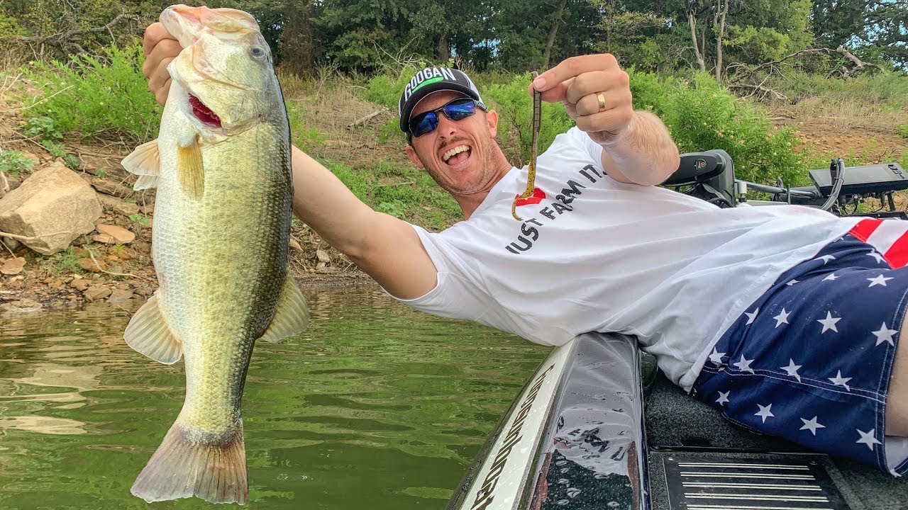 Fishing with MONDO WORM in Deep Water - BIG BASS!