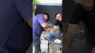 Saca el agua usando una manguera