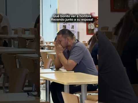 👉 Qué bonito ver a un esposo rezando… junto a su esposa 😇💔