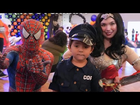 Festejando la fiesta  secreta de halloween 🎃con  el hombre araña  y la mujer marravilla muchos mas