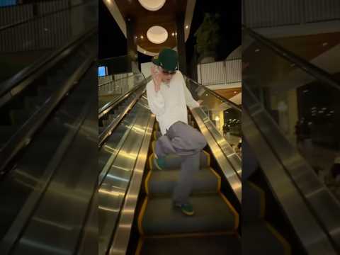 i’m an escalators worst nightmare #BLINK #TZUYUxCORBYN #TZUYU