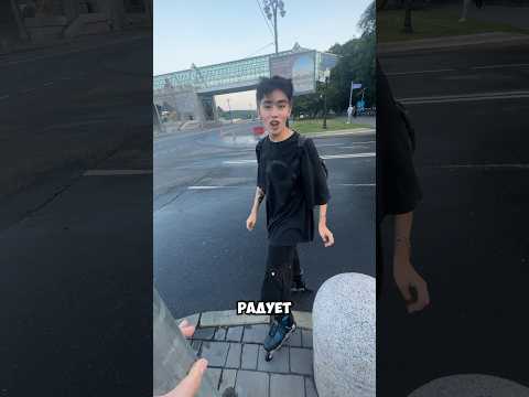 ПЕРВЫЙ РАЗ НА РОЛИКАХ😂
