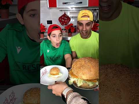 ✅CHI FINISCE PRIMA L’HAMBURGER VINCE!🔥 #challenge #funny #humor #comedy #laugh #sfida #shorts