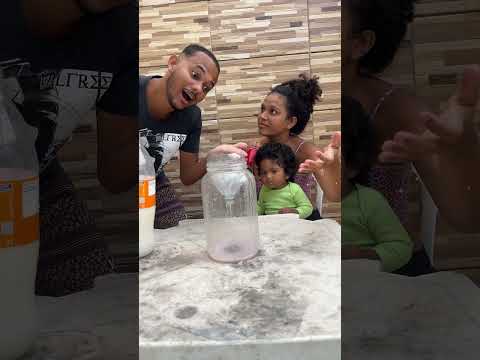 Como coloca suco na garrafa #youtubeshorts #memes #funny #family