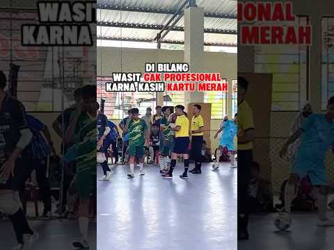 Kapten ini belain temennya yang kena kartu merah, caranya keren!