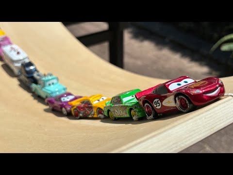 Disney Cars (Mini Cars) & Cleaning Convoy ☆ Exciting Jump Platform and Sand Mountain
