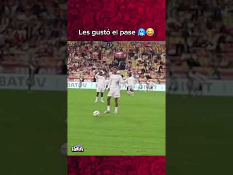 馃槷 Les gust贸 el pase 馃槀馃敟 | #football #footballshorts #futbol #soccer