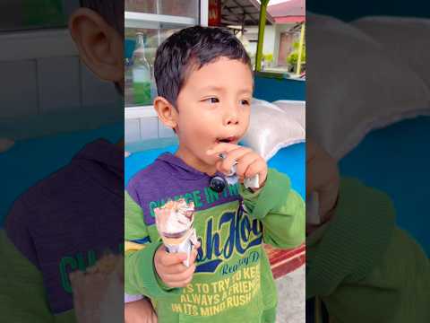 ES CREAM RASYID DIAMBIL HANA