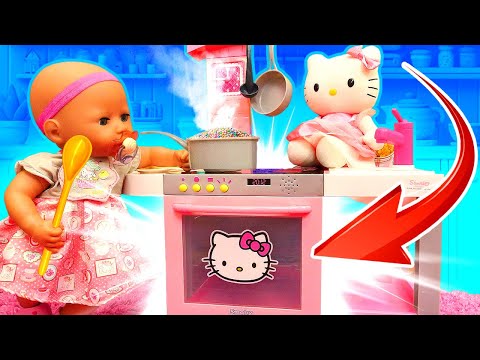 Hello Kitty e la bambola Baby Annabelle giocano insieme! Video di giocattoli per bambini piccoli