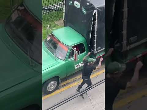 Hombre rompe violentamente un camión tras accidente en el sur de Bogotá