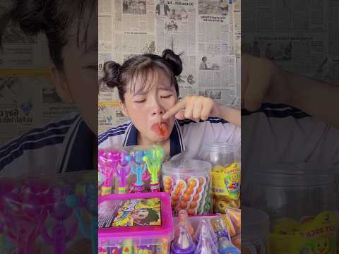 Bé Bông bị gai đâm vào lưỡi 👅 | Ăn vặt chú Tư #anvattuoitho #candy #shorts
