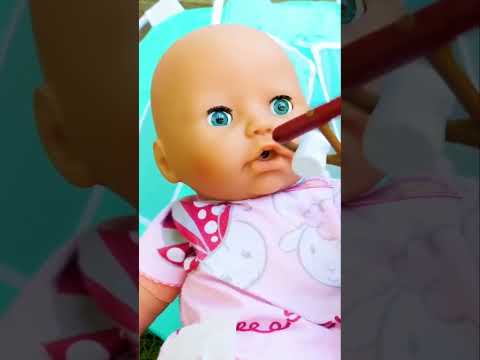 👶🍽️🌳 ¡Annabelle está muy contenta comiendo en la calle! 😋🎉#BebéAnnabelle
