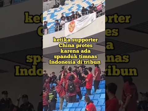 ketika supporter China protes karena ada spanduk timnas Indonesia di tribun