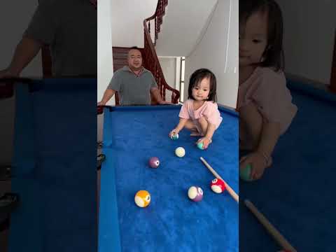 Em bé chơi bida lỗ