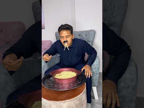 لما تجيب اندومي وابوك ياكل معاك 🍜😋🤣