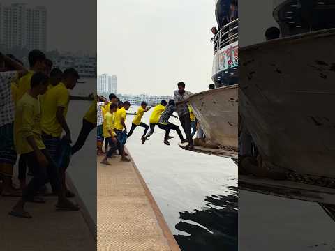 ঘাটে ভিড়ার আগে তারা যেভাবে লঞ্চে উঠে