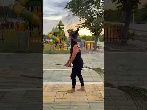 Encontraron una bruja en el parque 