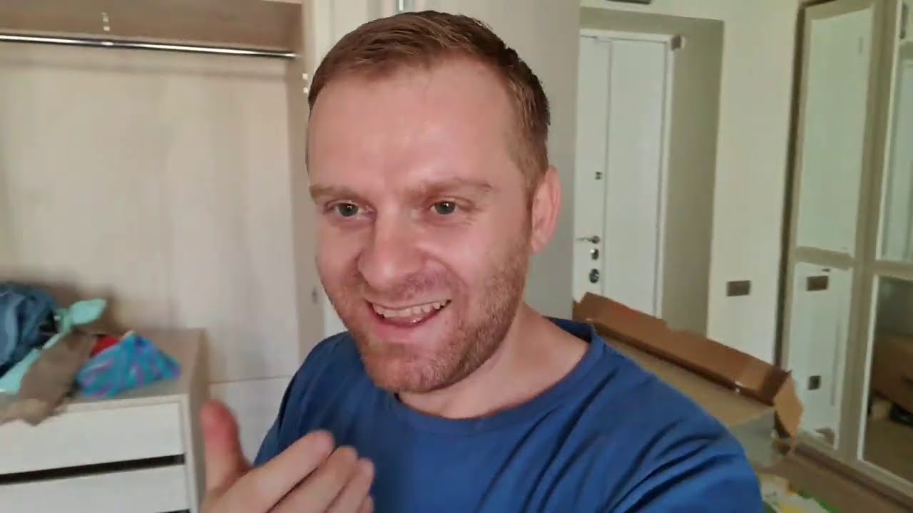 Томас меня гоняет. разложил посуду. ну. кто прав)