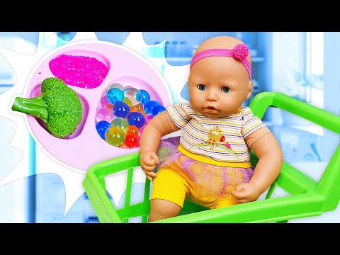 La muñeca Annabelle va de compras. ¡Vamos a comprar una bandeja para Baby Born! Juegos de compras.