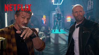 スタローン＆ステイサム - 酒場でジャンボ・シュリンプ軍団と大乱闘💥 | エクスペンダブルズ ニューブラッド | Netflix Japan