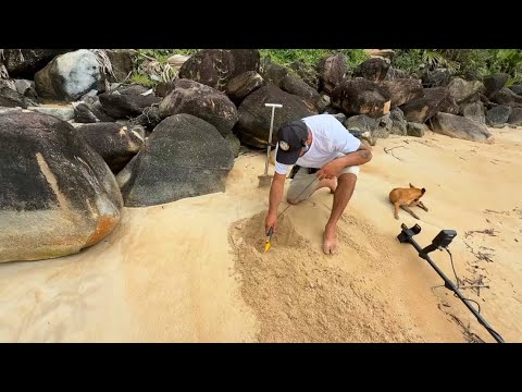 A busca de joias na praia foi um sucesso bolsa com muito valor dentro!