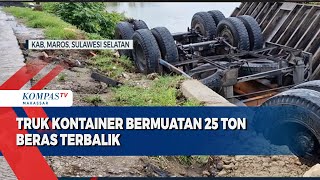 Truk Kontainer Bermuatan 25 Ton Beras Terbalik