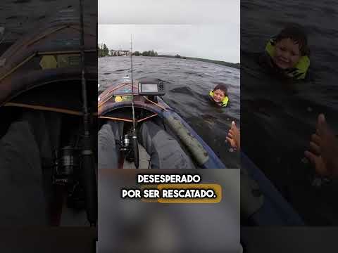 ¡Escuchó un grito desde el agua… y lo que encontró te dejará sin palabras! 😱🛶 #shorts