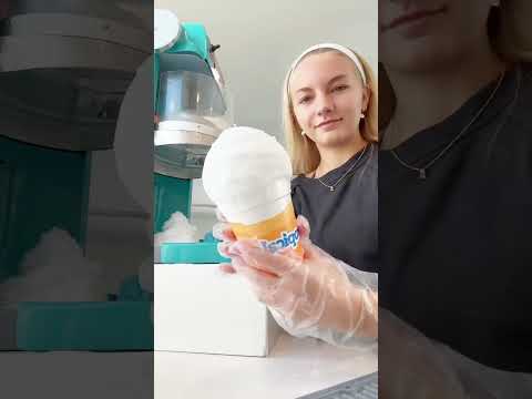 Take orders with me at the snowcone !!🫶🏻🍧#snowcone #shaveice #tropical #tropicalsno #pouring #manage