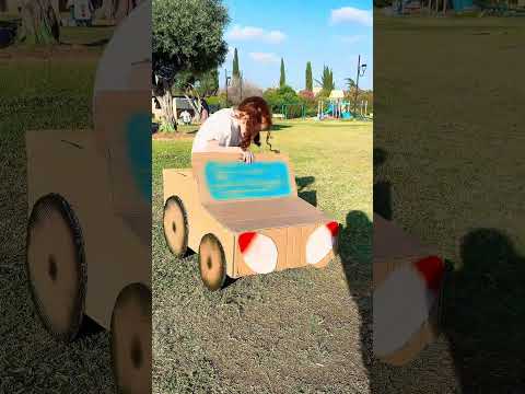 طفلة صنعت سيارة من كرتون !!