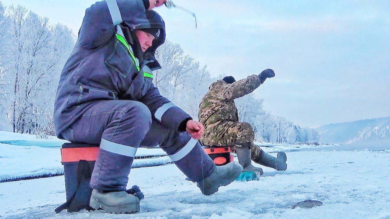 Яма полна рыбы! А ловит только он! Опасная рыбалка на краю льда! Ловля хариуса зимой