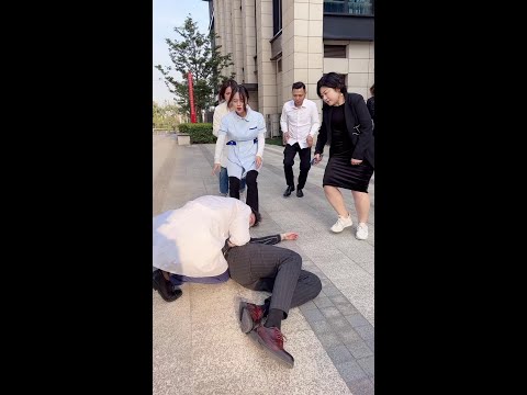 粉丝们我求婚时出了意外，穿上这身白大褂就是责任，守卫生命是我的使命，有时候我们不得不放弃很多！感谢有你！#医院趣事#最温柔男医生