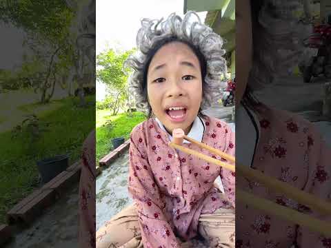 Hai mẹ con ăn xúc xích bất ổn #shorts