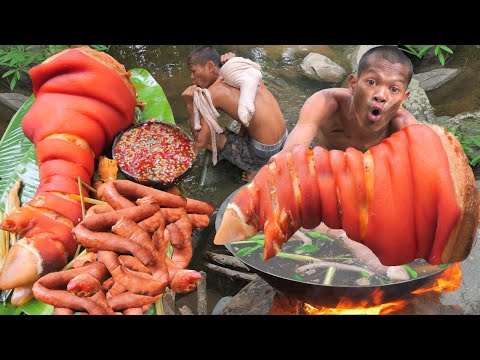 How to Cook a Wild Pig Leg in the Jungle | Traditional Primitive Cooking and Exotic Flavors