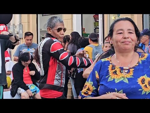 Lleno total el centro histórico por que todos se detenían a ver bailar a los bailarines de la plaza