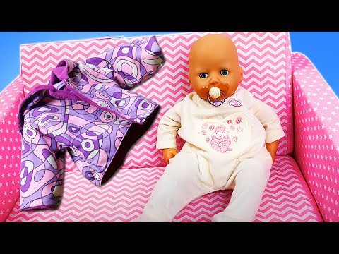 La rutina de la muñeca Baby Born Annabelle después del paseo. Cambiamos su ropa. Juegos para niñas.