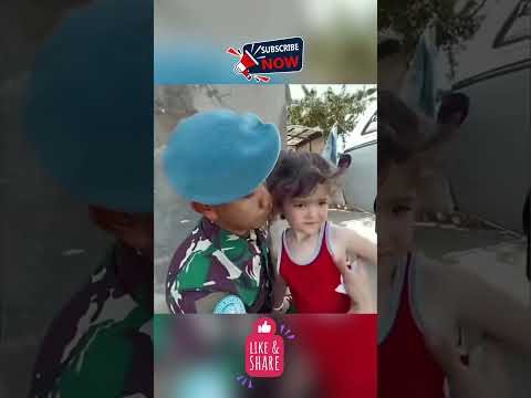 pasukan perdamaian TNI hibur anak korban perang. #sangatviral #foryou #fypシ゚viral #foryoupage #fyp