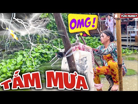 Tắm Mưa Tuổi Thơ, Thúy Liễu Chạy Hú Hồn Vì S.ét Đ.ánh Bất Ngờ - Tủn Family