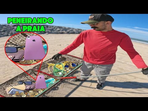 Homem Achou Coisas Incríveis Peneirando a Areia da Praia (Eco Peneira)