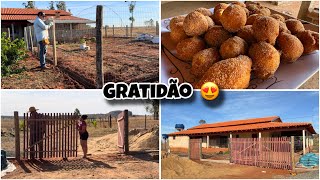 AGORA SIM!! NOSSA CASA ESTÁ TODA CERCADA 🙏🏼🙏🏼😍MAIS UMA ETAPA PRONTA ✅ + FIZ BOLINHO DE CHUVA 
