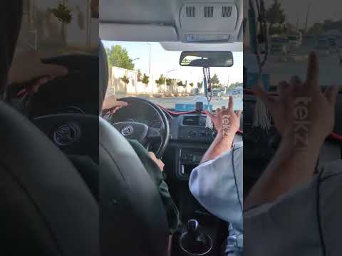 U dönüşü yapmak isteyen genç sürücü, direksiyonu unutunca O dönüşünü keşfetti