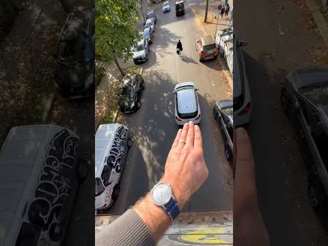 GAINT HAND CONTROLS THE TRAFFIC LIKE PRO#shortsfeed