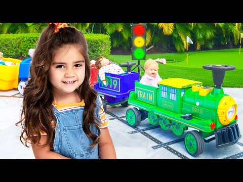 Mia và Nastya chơi với đồ chơi và biến những thứ nhỏ bé thành những thứ lớn