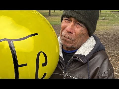 Sorprendí a abuelito vendedor de flores con recompensa millonaria 😭 su reacción vale oro